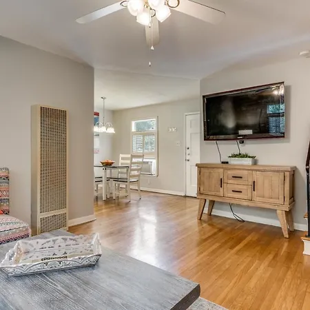 Exclusive Historical Townhome: Serene And Cozy